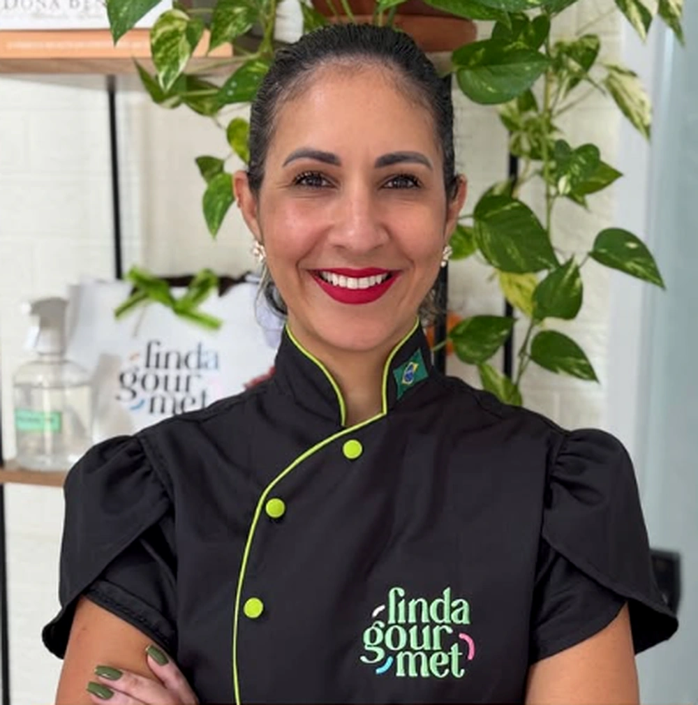 Proprietária da Linda Gourmet em seu uniforme de confeitaria